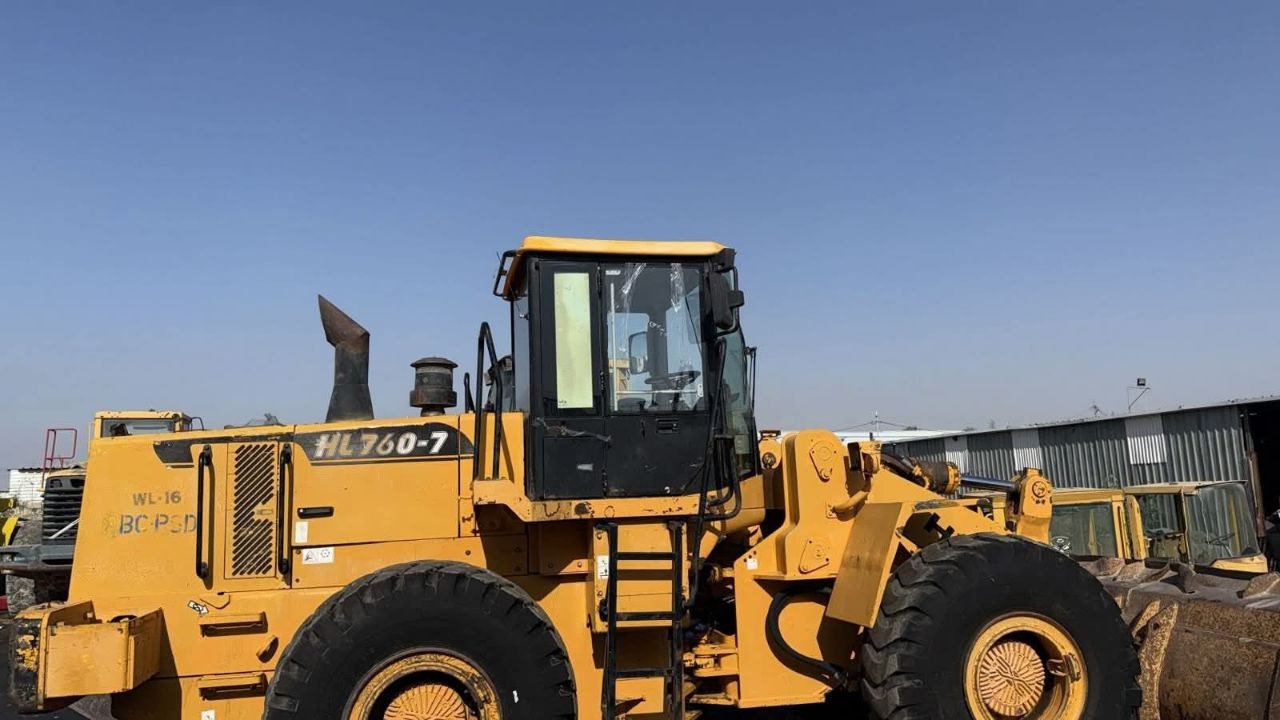 Hyundai loader for sale in Damascus, Hyundai 760 model 2005, imported from Jordan, the best site for selling trucks and heavy equipment in Syria