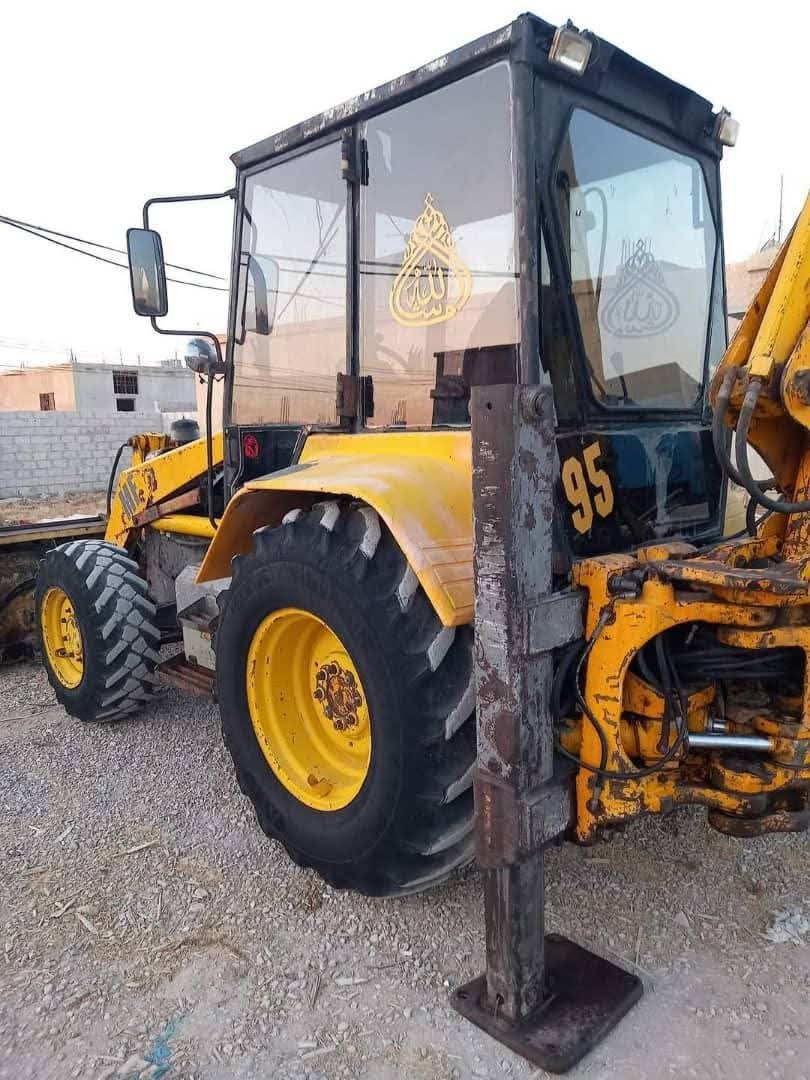 MF Loader for sale in Damascus, 95 MF model 2002 located in Damascus, the best site for selling trucks and heavy equipment in Syria
