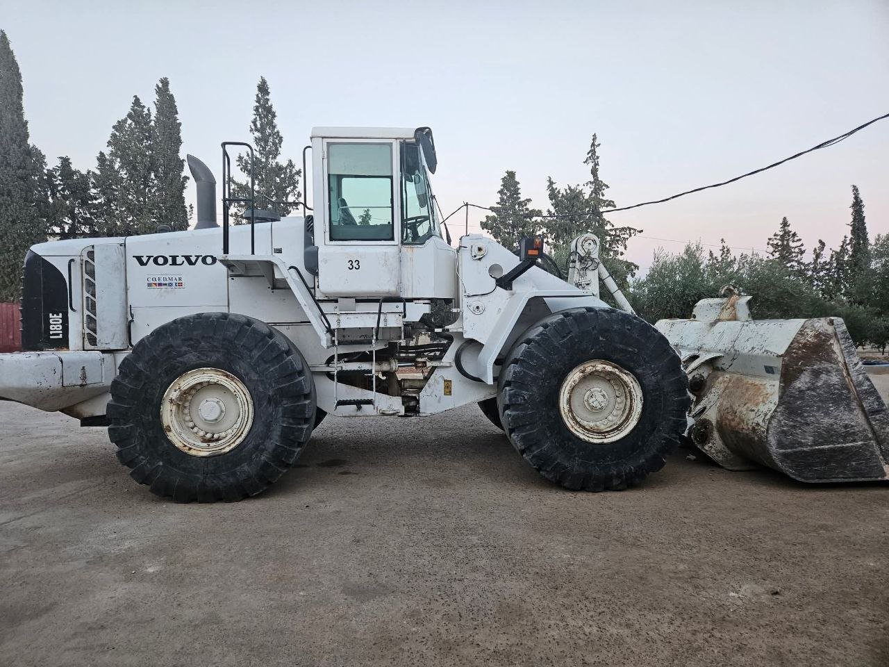 Volvo loader for sale in Damascus, Volvo 180e model 2004 available in Damascus, the best site for selling trucks and heavy equipment in Syria