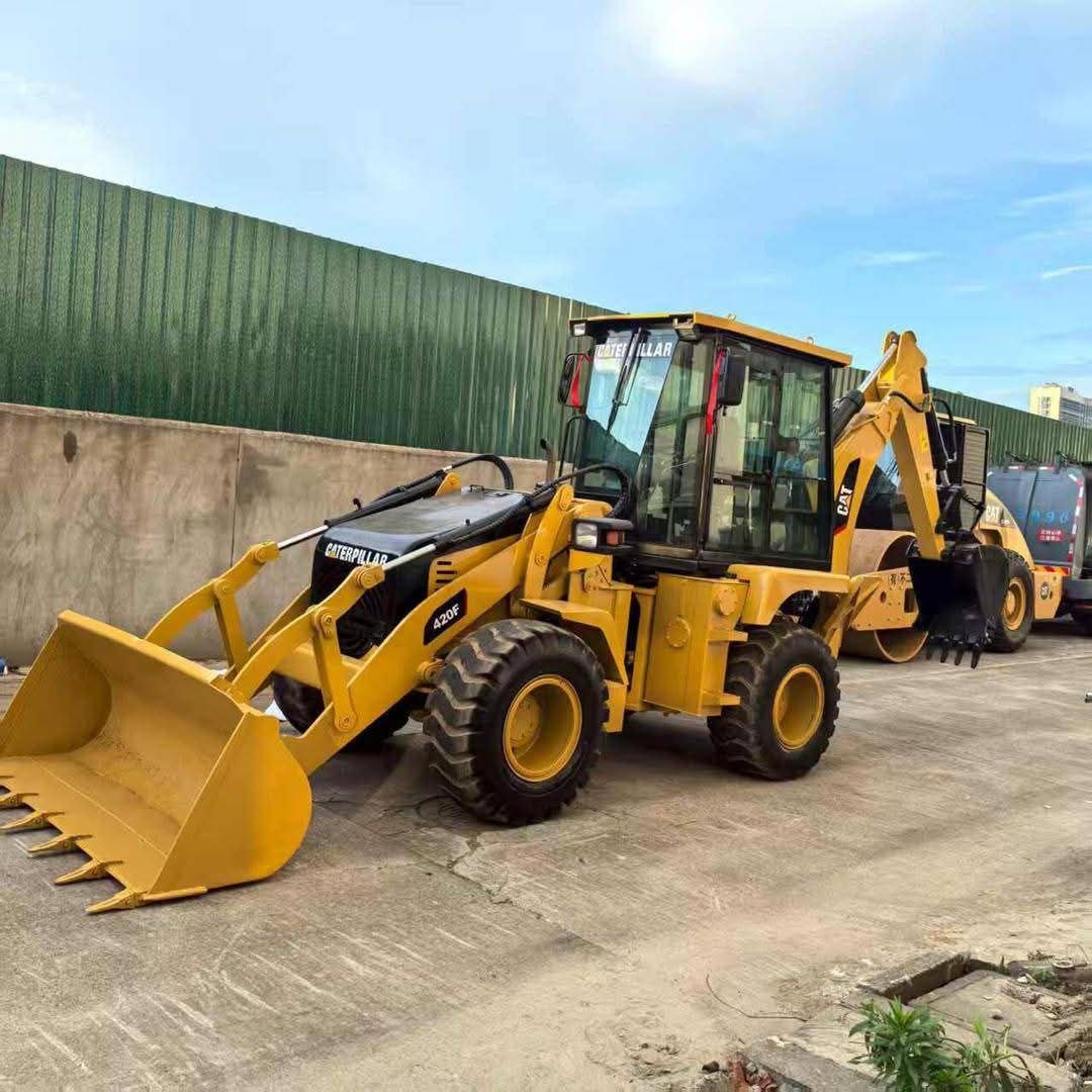 Caterpillar loader for sale in Damascus, Caterpillar 420 model 2016, located in Damascus. The best site for selling trucks and heavy equipment in Syria.