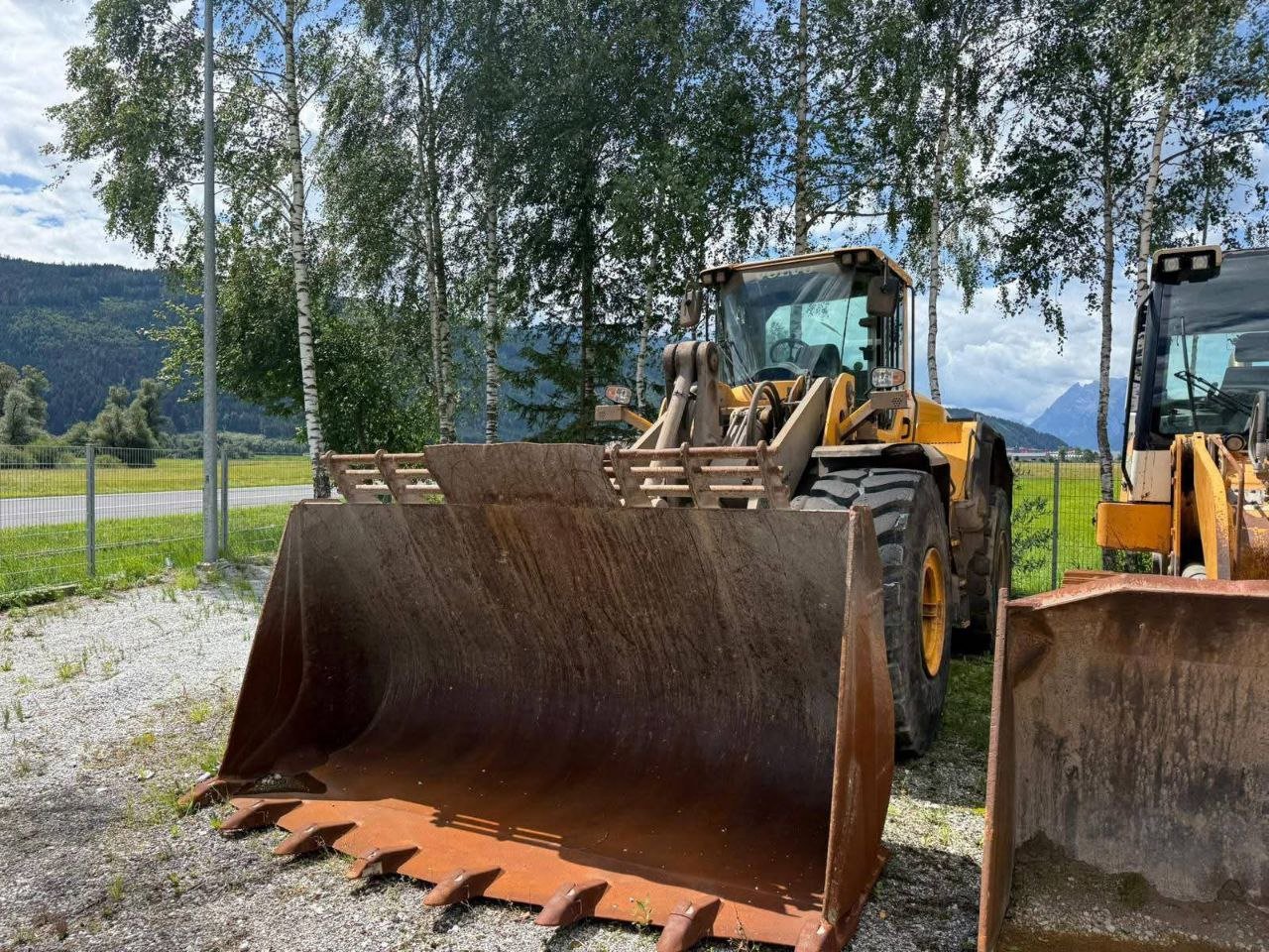 Volvo loader for sale in Damascus, Volvo L180G model 2012 available in Damascus, the best site for selling trucks and heavy equipment in Syria