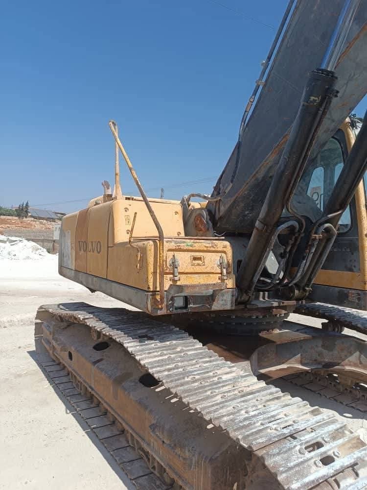 Volvo excavator for sale in Aleppo, Volvo 210B model 2014 located in Aleppo, the best site for selling trucks and heavy equipment in Syria
