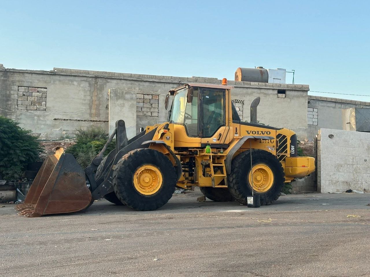 Volvo loader for sale in Aleppo, Volvo 120F model 2008, located in Aleppo, the best site for selling trucks and heavy equipment in Syria