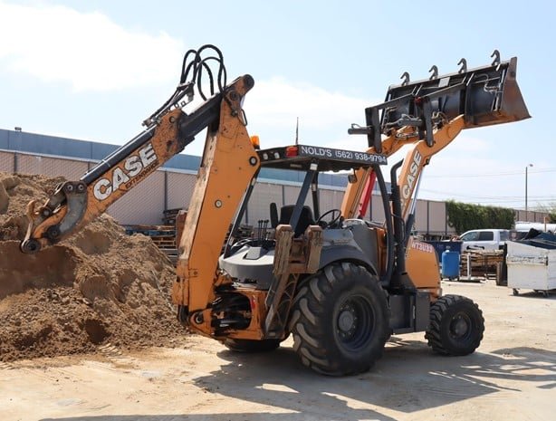 CASE loader for sale in Aleppo, CASE 590SN model 2017 located in Aleppo, the best site for selling trucks and heavy equipment in Syria