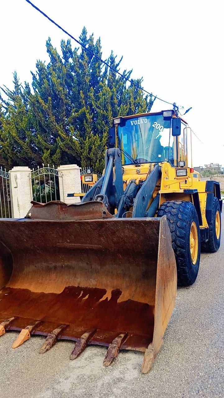 Volvo loader for sale in Idlib, Volvo L90 model 2000 available in Idlib, the best site for selling trucks and heavy equipment in Syria