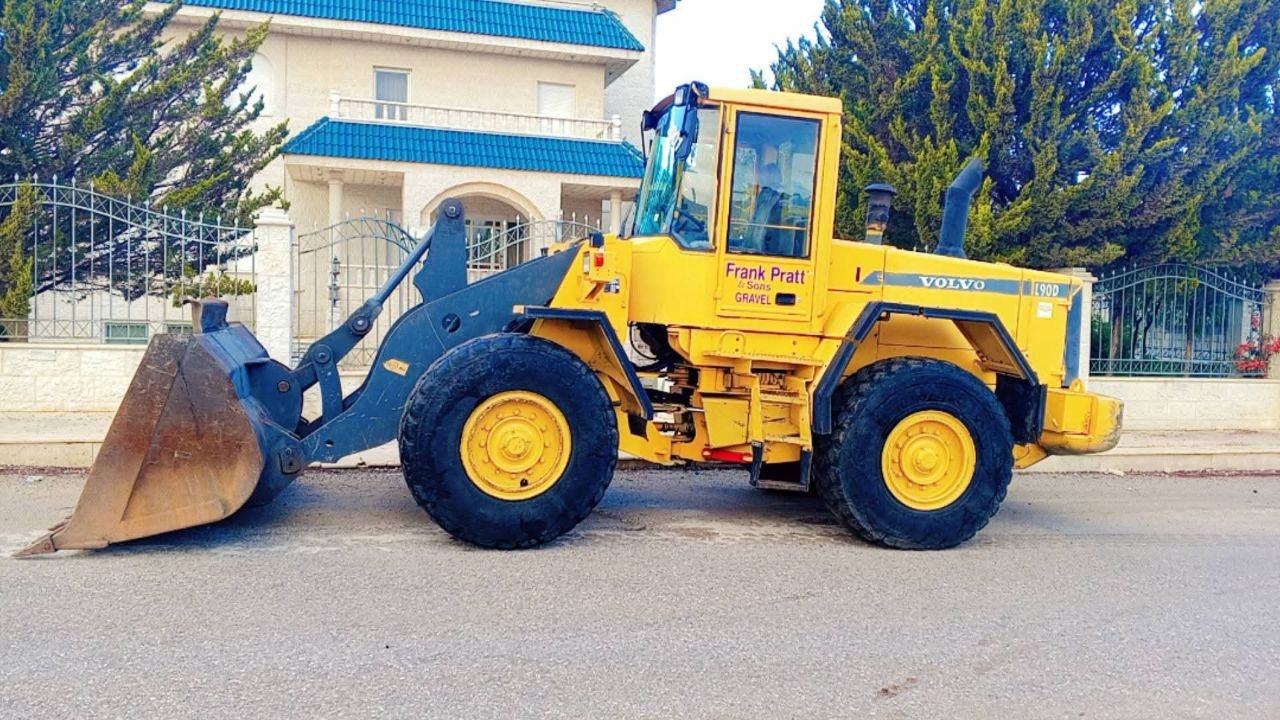 Volvo loader for sale in Idlib, Volvo L90 model 2000 available in Idlib, the best site for selling trucks and heavy equipment in Syria