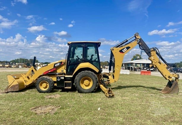 CATERPILLAR loader for sale in Idlib, CATERPILLAR 420 model 2002, located in Idlib, the best site for selling trucks and heavy equipment in Syria