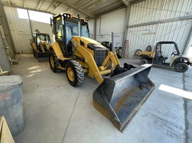 CATERPILLAR loader for sale in Idlib, CATERPILLAR 420 model 2004, located in Idlib, the best site for selling trucks and heavy equipment in Syria