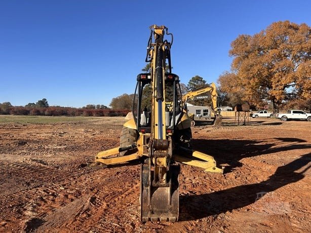 CATERPILLAR loader for sale in Idlib, CATERPILLAR 420 model 2004, located in Idlib, the best site for selling trucks and heavy equipment in Syria
