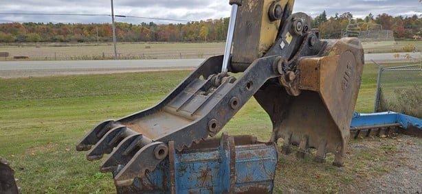 DEERE excavator for sale in Damascus, DEERE 330C model 2005 located in Damascus, the best site for selling trucks and heavy equipment in Syria