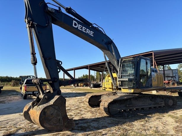 DEERE excavator for sale in Damascus, DEERE 210G model 2018 located in Damascus, the best site for selling trucks and heavy equipment in Syria