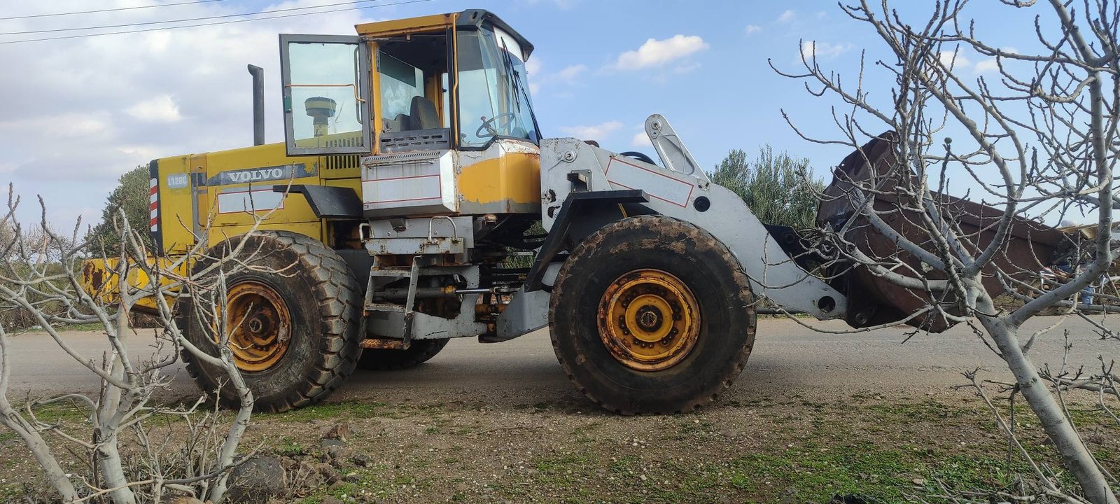 للبيع: تركس فولفو Volvo L120C موديل 2000 وارد بريطانيا - تواجد درعا