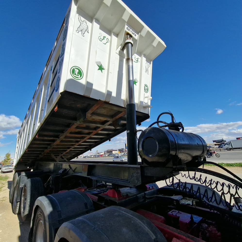 تريلا قلاب مرسيدس بنز للبيع في دمشق