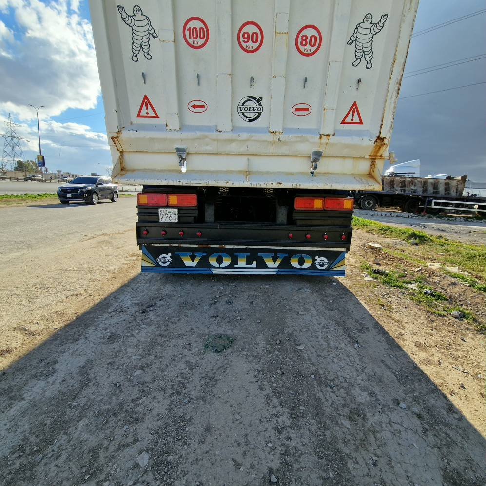 تريلا قلاب مرسيدس بنز للبيع في دمشق