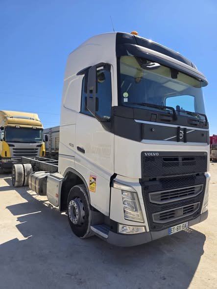 شاحنة فولفو, (Volvo FH) قياس 420 لون أبيض ملكي.