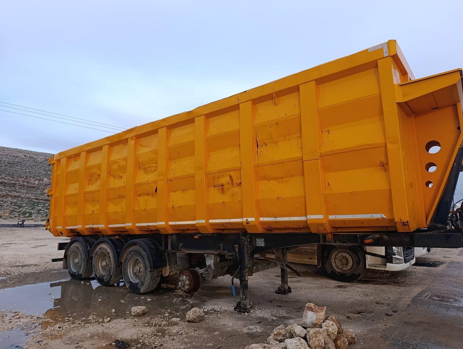 نصف مقطورة قلاب دكمى 4 محاور (موديل 2022) - للبيع في سرمدا