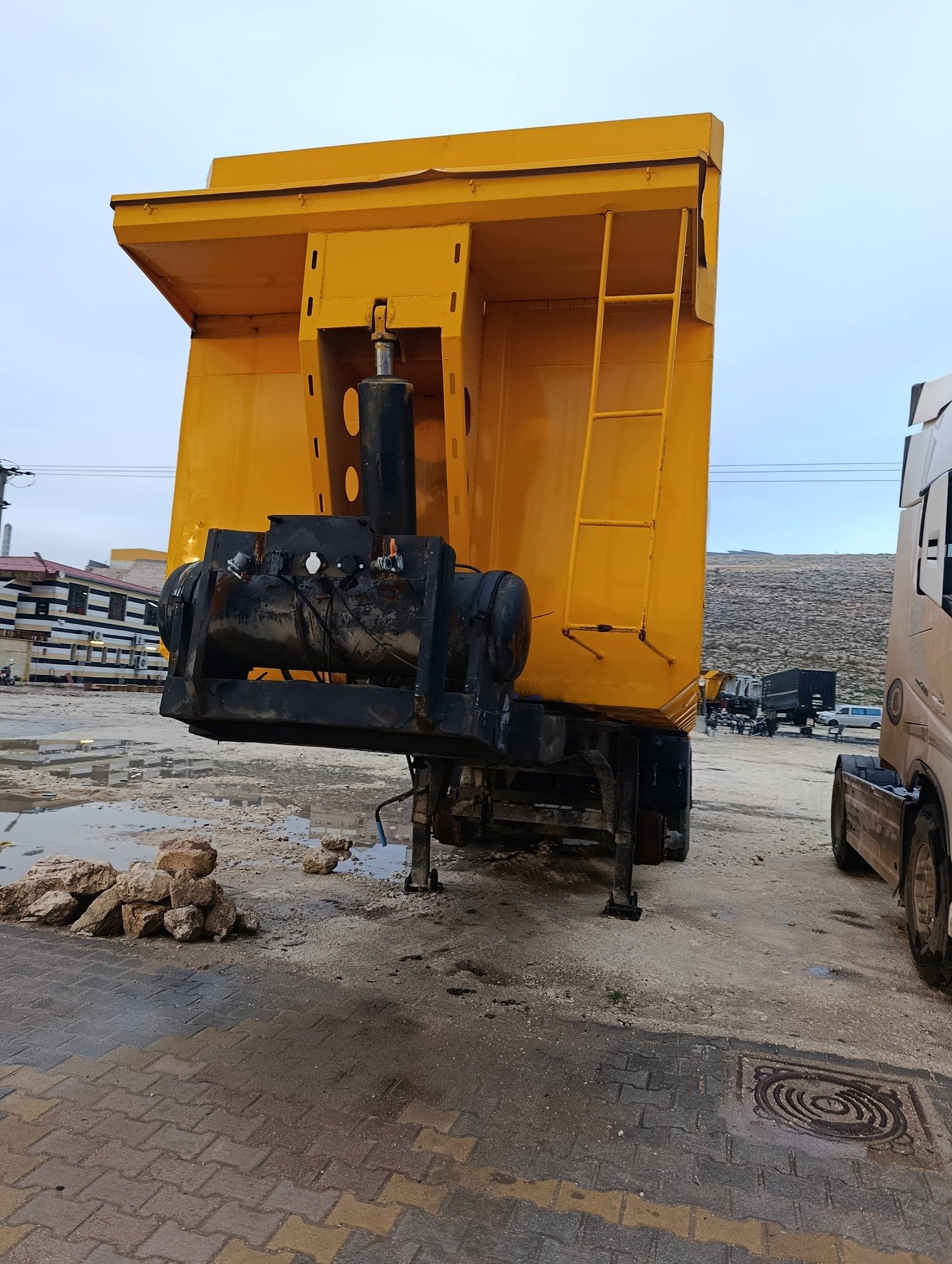 نصف مقطورة قلاب دكمى 4 محاور (موديل 2022) - للبيع في سرمدا