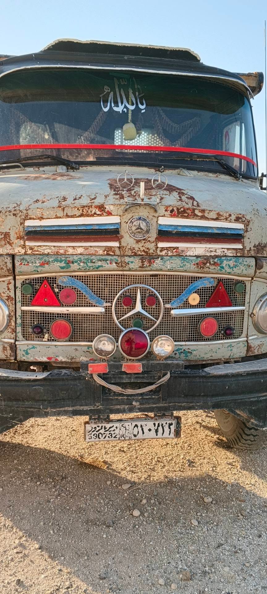 للبيع في دير الزور: رأس قاطرة مرسيدس 36 حديث
