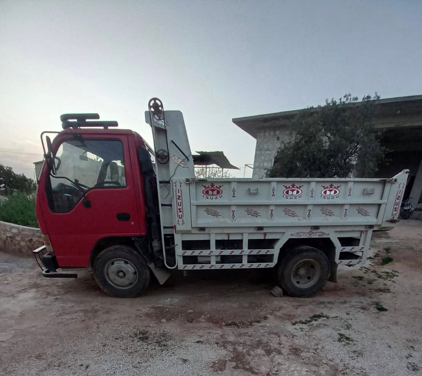 للبيع: شاحنة إيسوزو 28 - ريف حلب